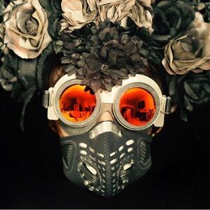 Handmade amazing quality bought from a expensive store great piece for Halloween